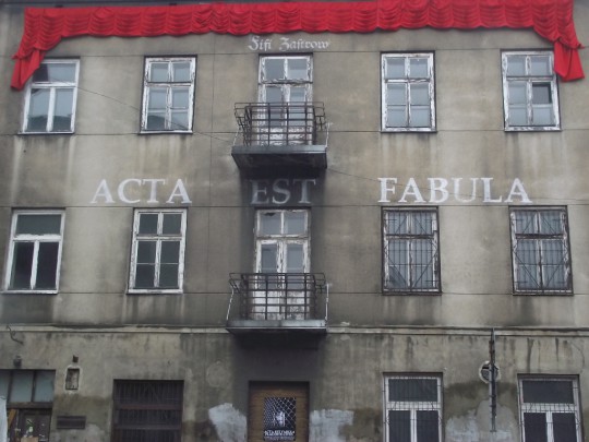 Anka Leśniak, „Fifi Zastrow. Acta est fabula”, instalacja inspirowana biografią Fifi Zastrow, ul. Jaracza 34, Łódź 2015, fot. z archiwum artystki (źródło: dzięki uprzejmości autorki)