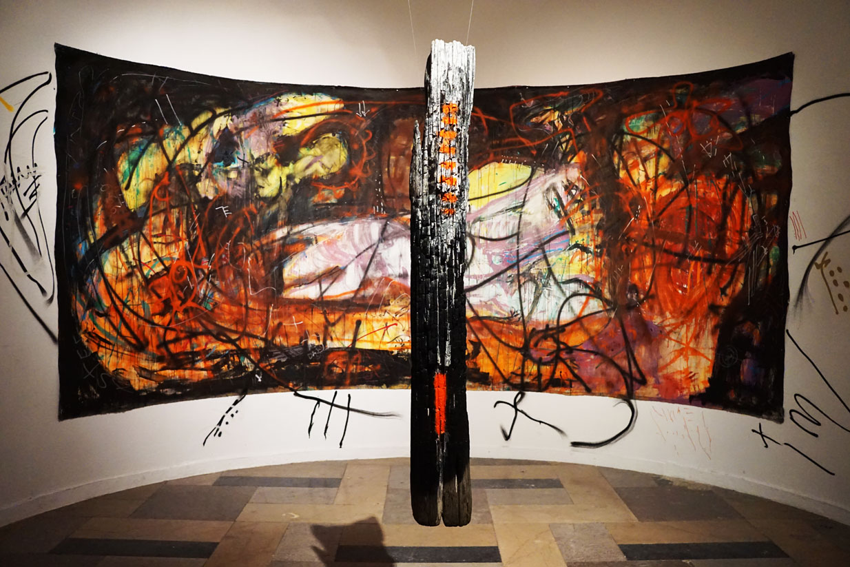 Piotr Ambroziak, Life, 2016, akryl, spray, płótno, 220 x 500 cm, widok wystawy: "Pressures of Existence" w Galerii Rotunda w Poznaniu (źródło: dzięki uprzejmości artysty)