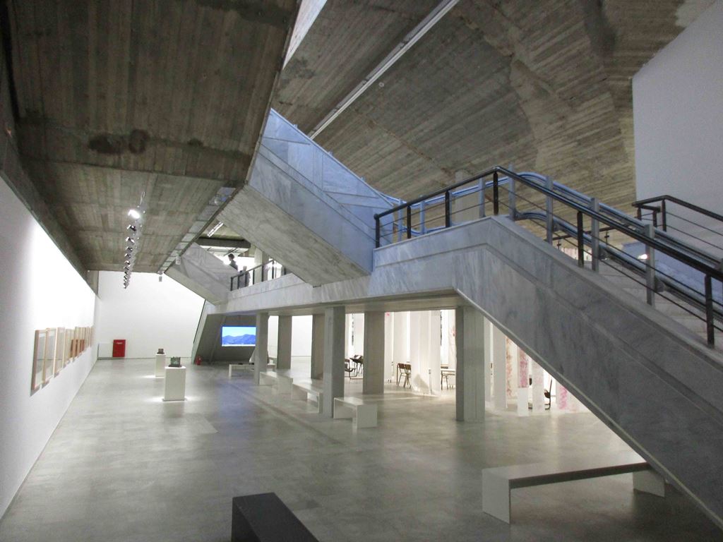 Wnętrze wystawy w Odeionie, fot. E. Wójtowicz (źródło: materiały prasowe documenta 14)