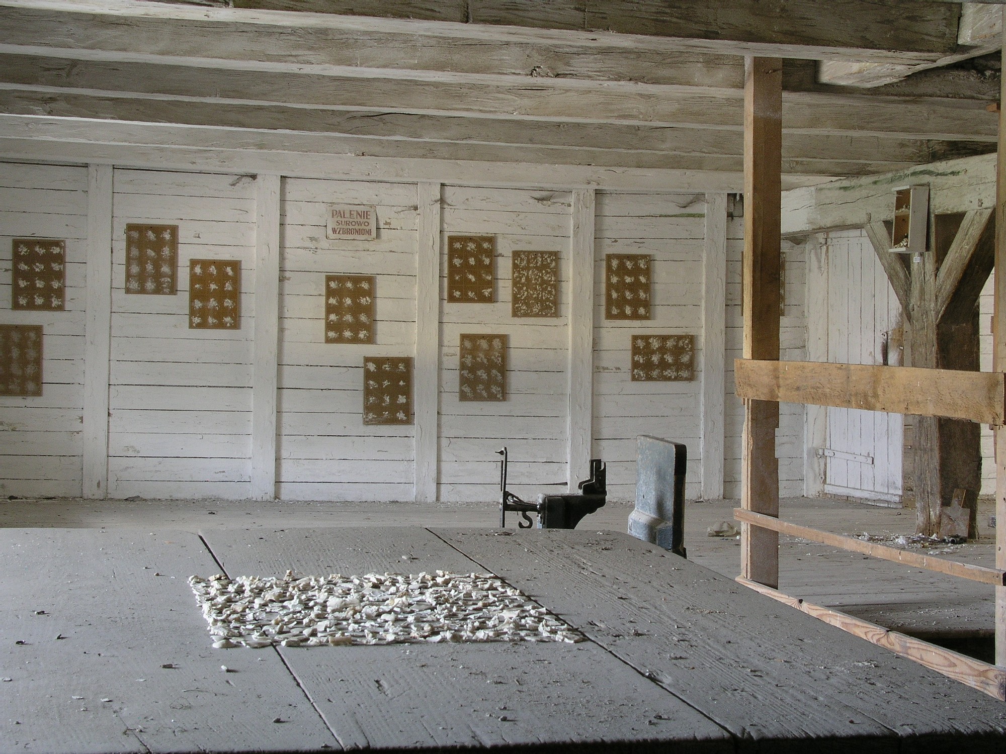 Jan Gryka, „Historia drobin – ostatni epizod”, instalacja: drobiny, obiekty z drobinami, Młyn Gospodarczy w Garbowie, 2007–2011. Fot. Jan Gryka (źródło: materiały prasowe kwartalnika „Akcent”)