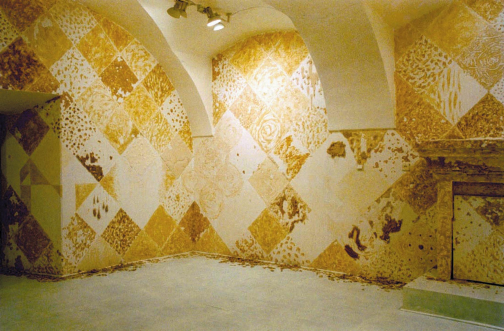 Jan Gryka, „Typ 650”, instalacja: mąka, woda, sól, jajko, Galeria Biała, Lublin 2001. Fot. Jan Gryka (źródło: materiały prasowe kwartalnika „Akcent”)