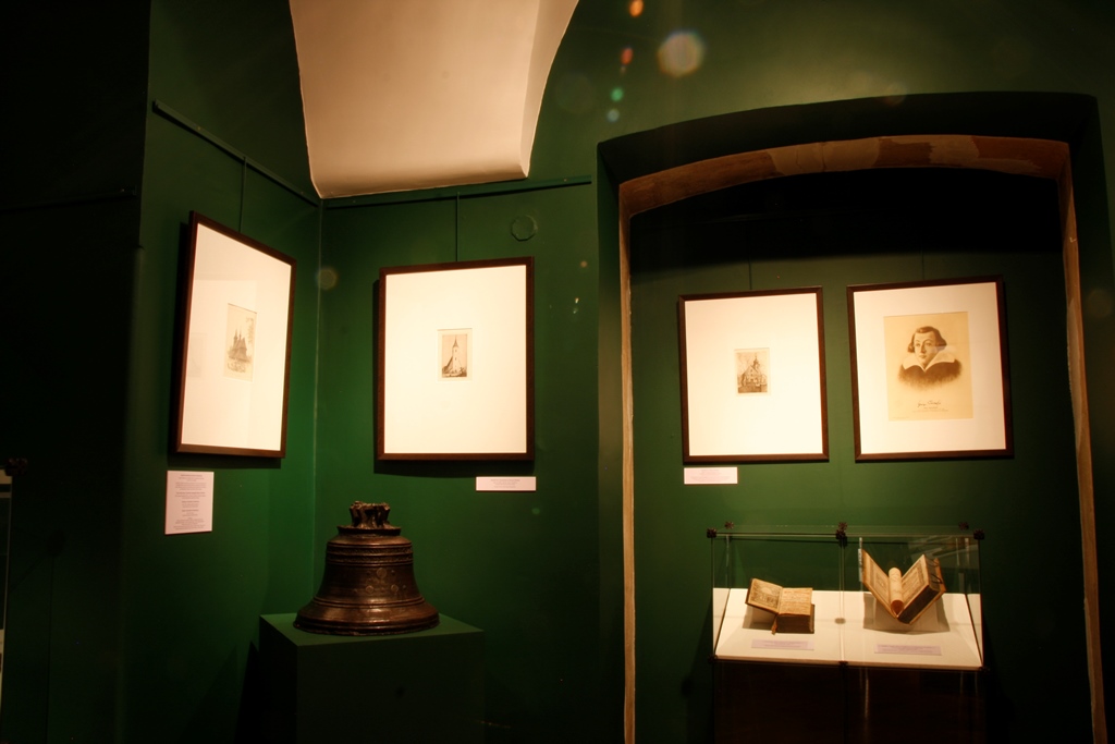 Widok ekspozycji „Pod znakiem róży nad Białą” (źródło: materiały prasowe Muzeum Historycznego w Bielsku-Białej)