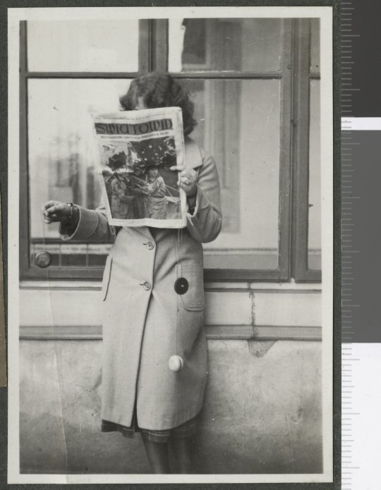 Zofia Mussilowa z d. Kosińska zasłonięta gazetą „Światowid” z zabawką jo-jo w rękach, 1932, Muzeum Historii Fotografii w Krakowie (źródło: materiały prasowe organizatora)