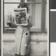 Zofia Mussilowa z d. Kosińska zasłonięta gazetą „Światowid” z zabawką jo-jo w rękach, 1932, Muzeum Historii Fotografii w Krakowie (źródło: materiały prasowe organizatora)