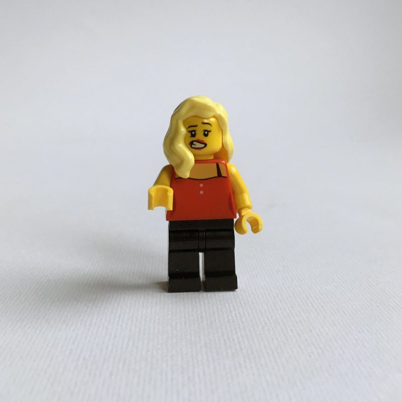 figurka lego fotografia wykonana przy oknie