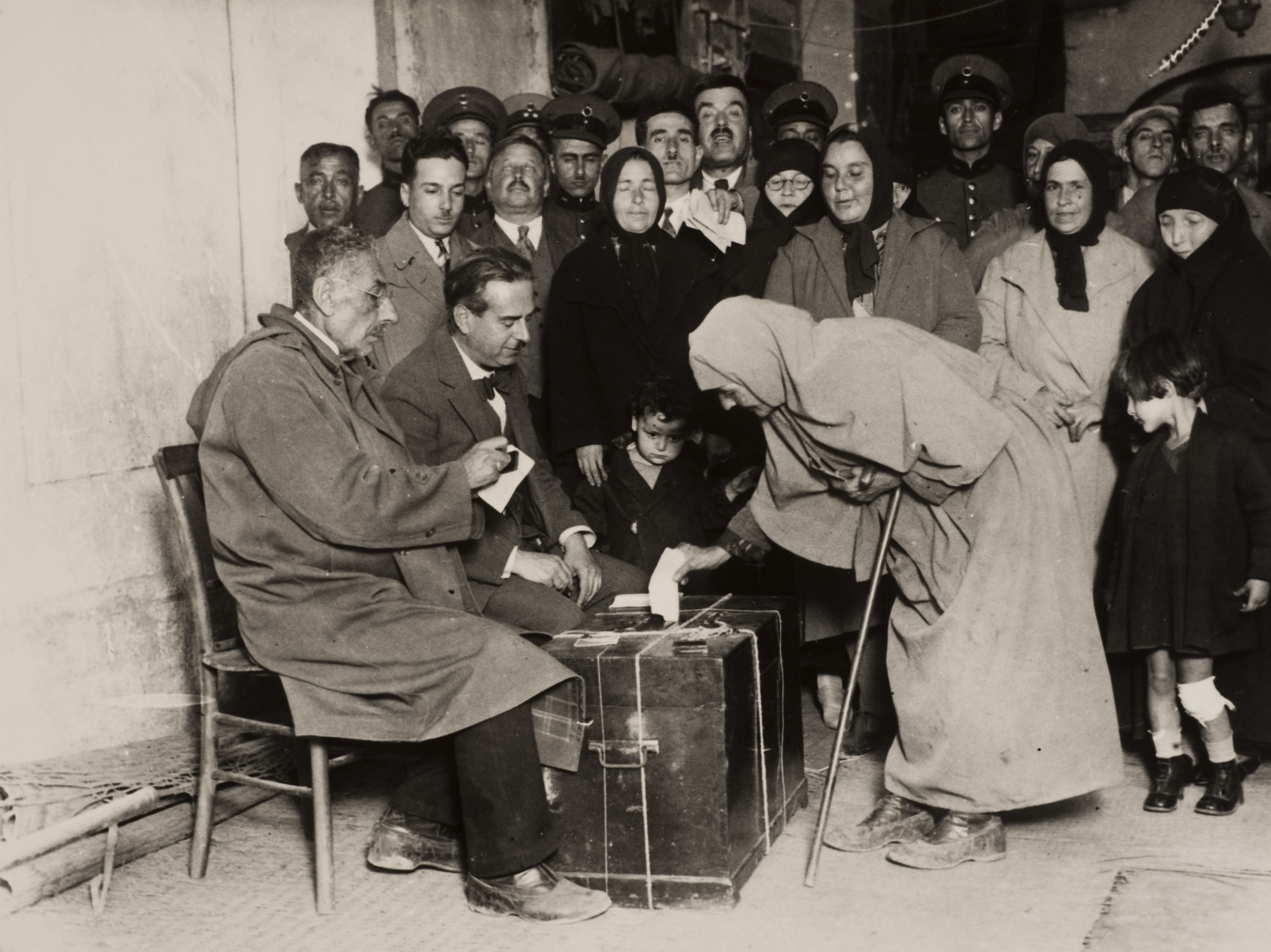 Kobieta głosuje w zaimprowizowanej komisji wyborczej w wyborach lokalnych. Kobiety otrzymały prawo głosowania w wyborach lokalnych w 1930 roku, a czynne i bierne prawo wyborcze do parlamentu w grudniu 1934 roku. Fotografia, 1931, Selahattin Giz (źródło: materiały prasowe organizatora)