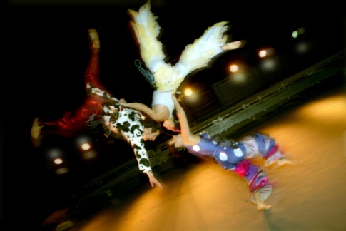 Fot. Zawieszeni na linach artyści zatańczą na wysokości 60 metrów nad ziemią (źródło: materiały prasowe)
