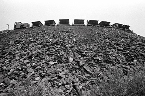 Zbigniew Sawicz, fotografia z cyklu "Ballada o hałdzie", lata 70-te, wł. Muzeum Śląskie