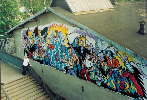 Rafał Roskowiński na tle muralu