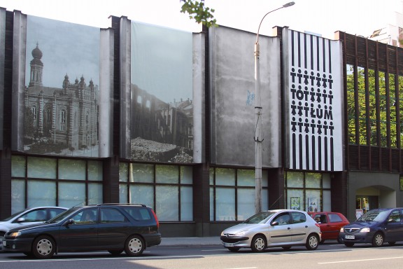 Archiwalne zdjęcia synagogi w Bielsku - Białej, fasada Galerii Bielskiej