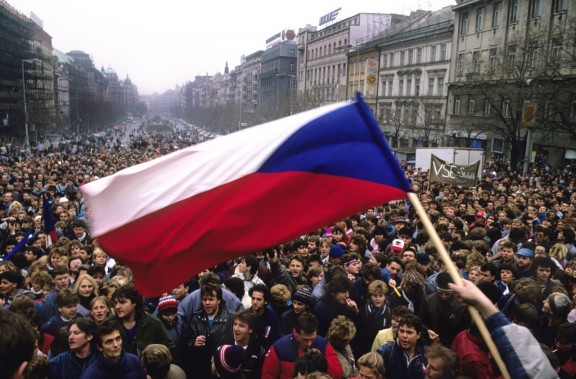 Czeska flaga nad tłumem demonstrantów na Placu Waclawa w Pradze. Ruszyła Aksamitna Rewolucja. Listopad 1989, fot. Chris Niedenthal