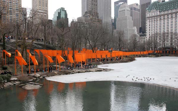 Christo&Jean-Claude, Gattes around the Central Park's Pond with Plaza Hotel. 12 fabruary 2005