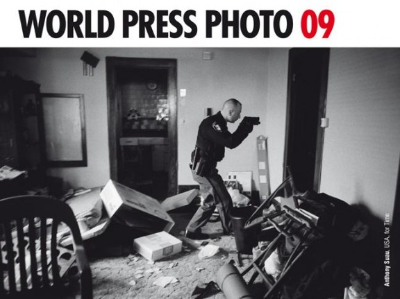 World Press Photo 09, na plakacie fot. Anthony'ego Suau, US Economy in Crisis, 2008