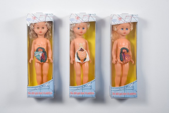 Zbigniew Libera, The doll you love to undress, 1997 r., plastik, karton, kolekcja Zachęty Narodowej Galerii Sztuki