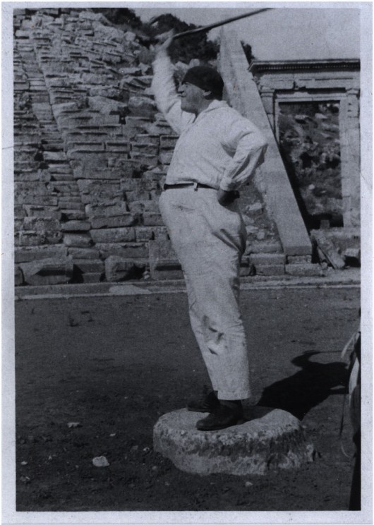 Otto Neurath im griechischen Amphitheater während des IV. CIAM Kongresses, August 1933 © gta Archiv / ETH Zürich: CIAM Archiv