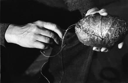 Magdalena Abakanowicz pracująca nad Embriologią, 1980 (fot. Artur Starewicz)