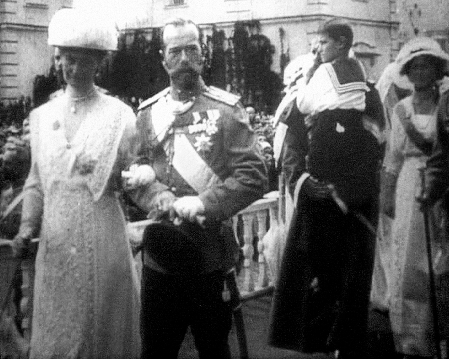 Upadek Dynastii Romanowów, realizacja Esfir Szub