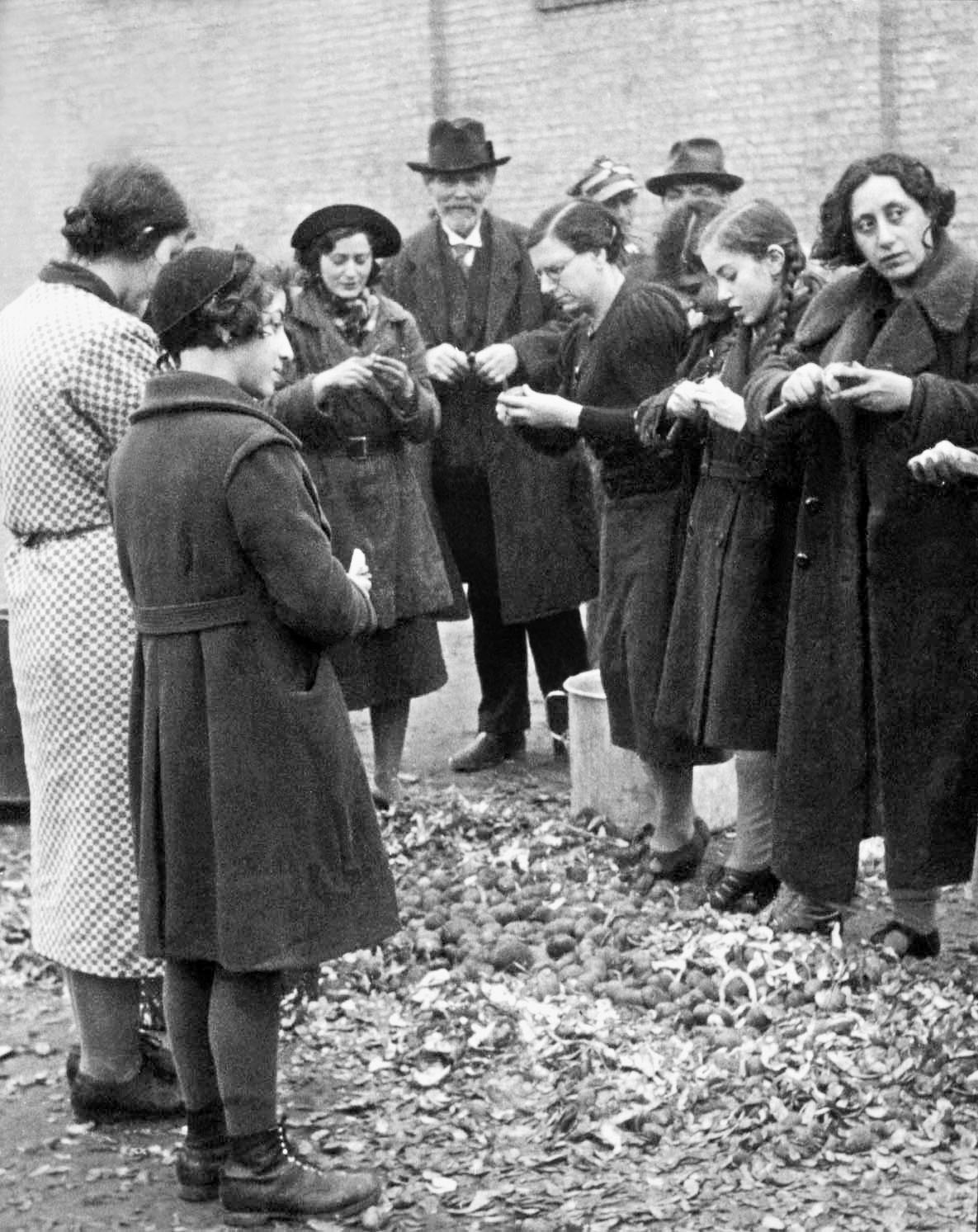 Zbąszyń. Obieranie ziemniaków na wspólny posiłek. Fot. Yad Vashem