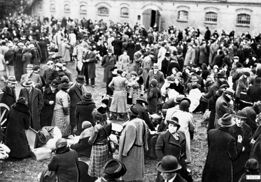 Zbąszyń, 29 października 1938. Wysiedleńcy zgromadzeni na terenie ujeżdżalni dawnych koszar wojskowych. Fot. Narodowe Archiwum Cyfrowe (NAC)