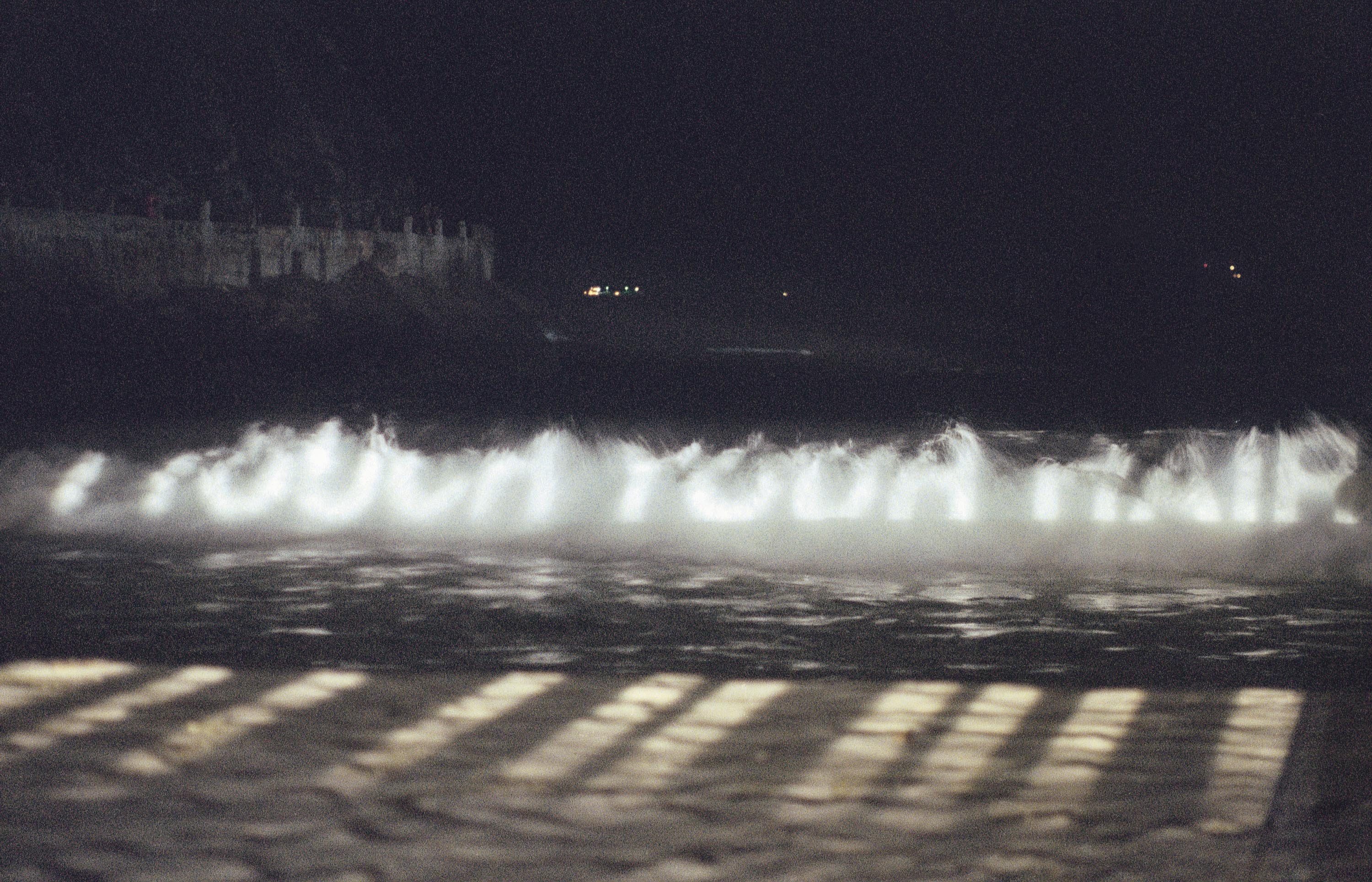 Jenny Holzer Xenon for Rio de Janeiro 1999, projekcja świetlna, Leme Beach, Rio de Janeiro; Tekst projekcji: Arno, 1996; © 1999 Jenny Holzer, członek Artists Rights Society (ARS), NY; fot. Beto Felício