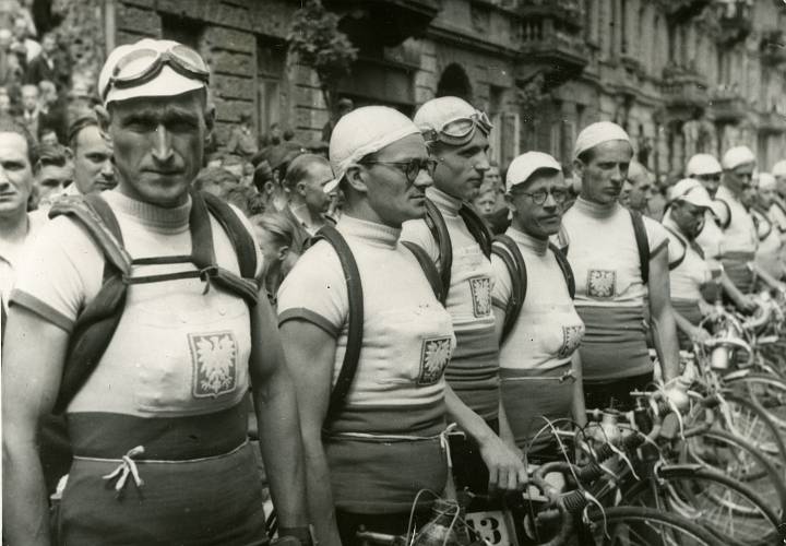 Warszawa, 1948. Uczestnicy VII Wyścigu Tour de Pologne (od lewej): Bolesław Napierała, Lucjan Pietraszewski, Henryk Czyż, Władysław Wandor oraz Roman Bukowski. Fot. Warszawskie Towarzystwo Cyklistów / Ośrodek KARTA