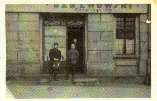 Bar Lwowski Gliwice, ul. Tarnogórska. Mężczyzna po prawej stronie zdjęcia - Leopold Socha. Zdjęcie ze zbiorów prywatnych.