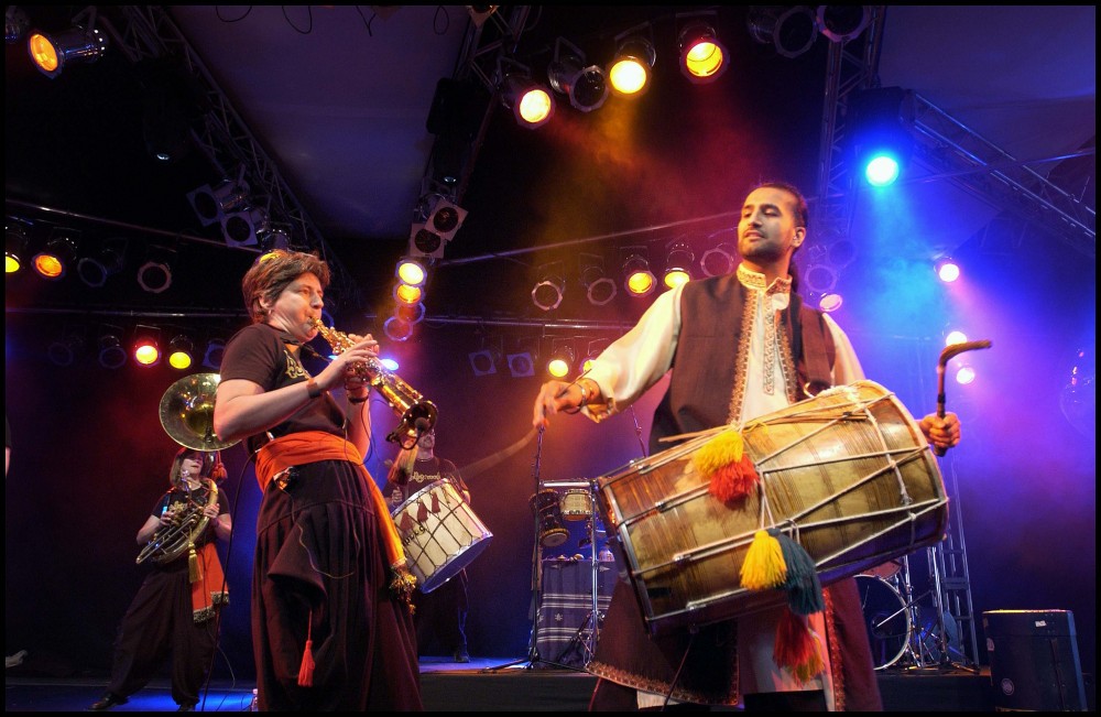 Bollywood Brass Band na Roskilde Festival '02 (fot. Soeren Hytting)