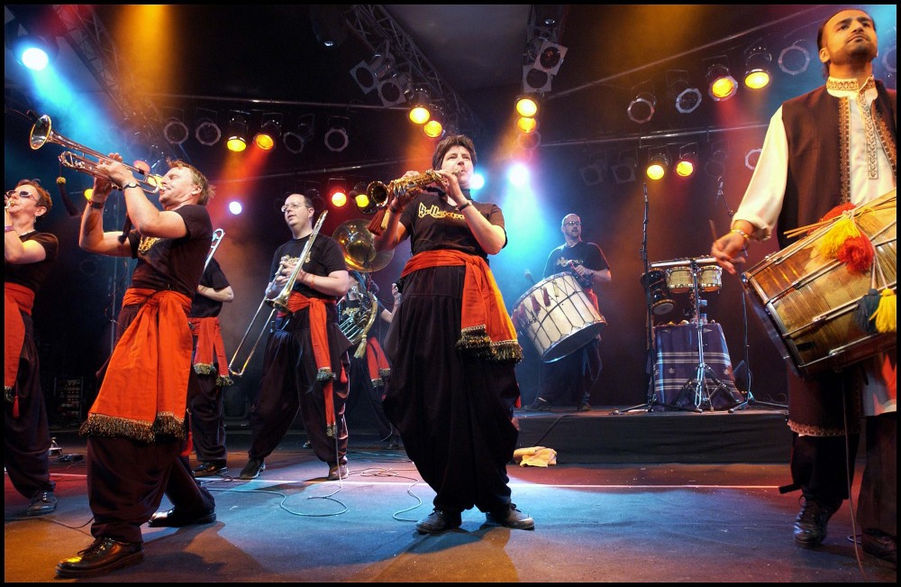 Bollywood Brass Band na Roskilde Festival '02 (fot. Soeren Hytting)