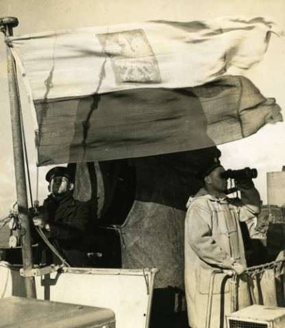 Niszczyciel ORP Krakowiak na morzu, marynarze na pokładzie jednostki. Fot. NN, Instytut Polski i Muzeum im. gen. Sikorskiego w Londynie.