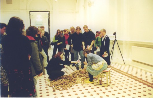 Julita Wójcik "Obieranie ziemniaków" 2001, Mały Salon Zachęty
