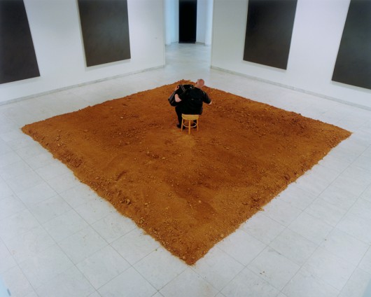 Massimo Bartolini, Flowerbed, 2003, Performance, Museum Abteiberg, Mönchengladbach, materiały udostępnione przez CSW Znaki Czasu w Toruniu