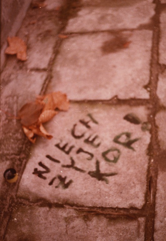 Napis na chodniku Niech żyje KOR!, lata 80., Polska, fot. NN, zbiory Ośrodka KARTA, materiały udostępnione przez Muzeum Historii Polski w Krakowie