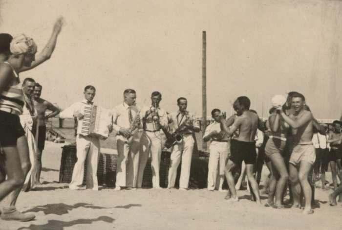 Potańcówka na plaży, Gdynia, 1929, fot. L. Makowski (?) (ze zbiorów Muzeum Miasta Gdyni)
