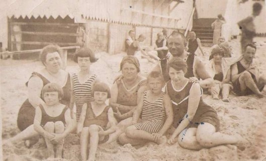 Torunianie na plaży w Sopocie, ok. 1920 (ze zbiorów E. Wykrzykowskiej)