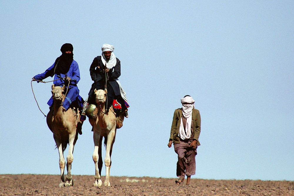 Wędrujący Tuaregowie Kel Igdallen, okolice In Gall, Niger (czas wykonania: pomiędzy 2003 a 2009 rokiem) autor fotografii: Adam Rybiński, materiały udostępnione przez Muzeum Etnograficzne w Krakowie