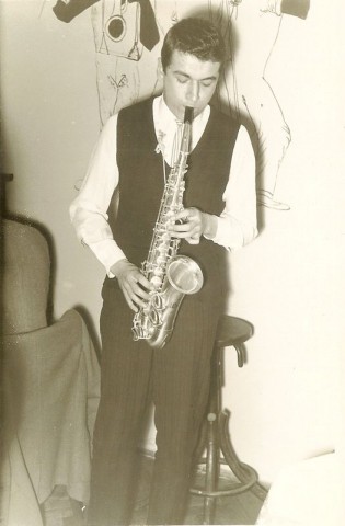 Wojciech Karolak gra na saksofonie altowym w Nowohuckim Jazz Clubie, ok. 1958 r., aut. fot. nieznany, wł. Stanisława Florka
