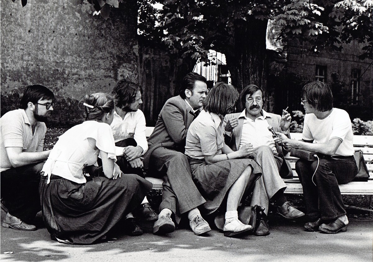 Gunter Grass udziela wywiadu dziennikarzom w Solidarność, 1981, fot. Archiwum Andrzeja Faca