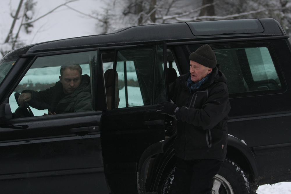 Kadr filmu "Kret", na zdjęciu Borys Szyc i Wojciech Pszoniak