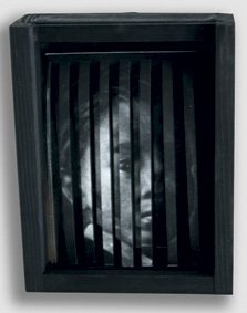 Majla Zeneli, z serii Boys-Holograms, 2011, mezzotinta, pocięty papier, drewniane pudełko, szkło, 11x14x5 cm, fot. M. Zeneli