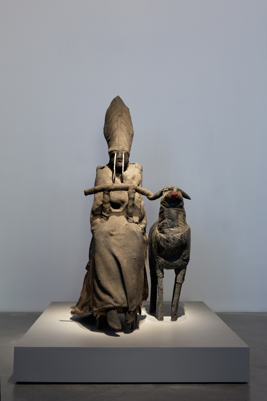 Mirosław Bałka - Black Pope and Black Sheep, 1987. Zdjęcie udostępnione przez New Museum