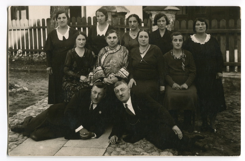 Koło Pań Karaimskich z Halicza w Wilnie ok. 1933 roku – zdjęcie z wystawy Karaimskie drogi (z materiałów organizatora)