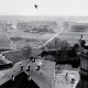 Fot. Bogdan Łopieński. Na zdjęciu: ludzie idący na mszę. Chełm Lubelski, 1967. Fotografia wyróżniona w konkursie World Press Photo.