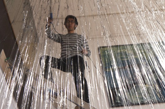 Yasuaki Onishi tworzy instalację w Galerii Bielskiej BWA, fot. K. Morcinek