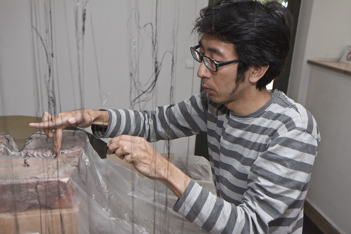 Yasuaki Onishi tworzy instalację w Galerii Bielskiej BWA, fot. K. Morcinek