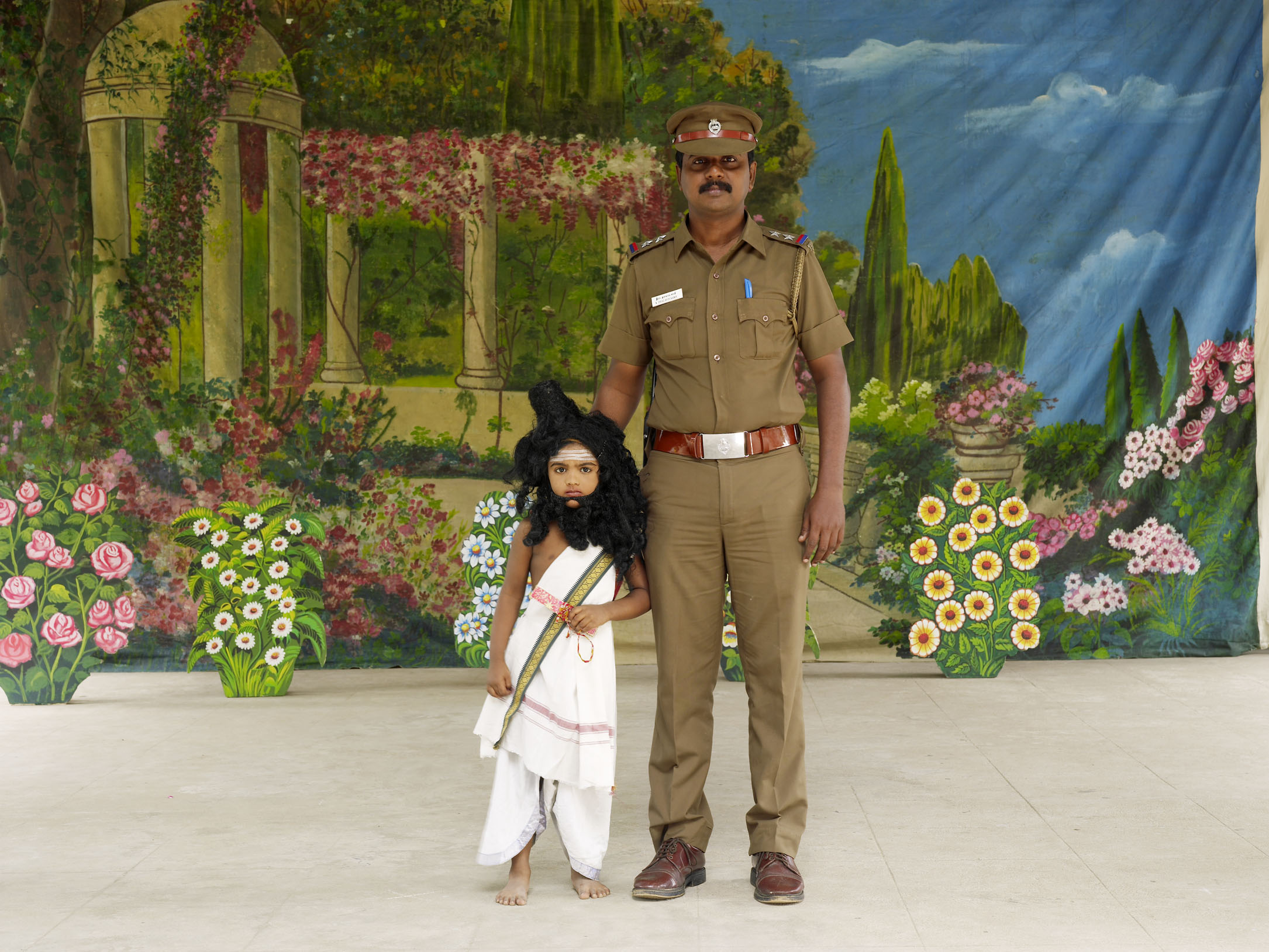 Nandini Valli Muthiah, Ikoniczny poeta z ojcem, 2008, z serii Przebrania, dzięki uprzejmości artystki