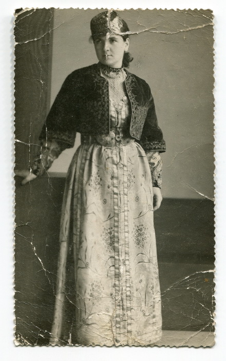 Walentyna Łobanosówna w karaimskim stroju. Zdjęcia pochodzą z archiwum Związku Karaimów Polskich