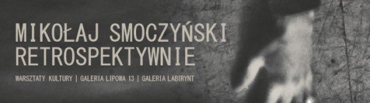 Baner promujący cykl wystaw Mikołaj Smoczyński - Retrospektywnie (baner pochodzi z materiałów udostępnionych przez organizatora)