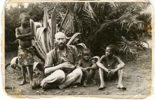 Kazimierz Nowak w otoczeniu dzieci, Kongo Belgijskie (zdjęcie pochodzi z materiałów udostępnionych przez organizatora)