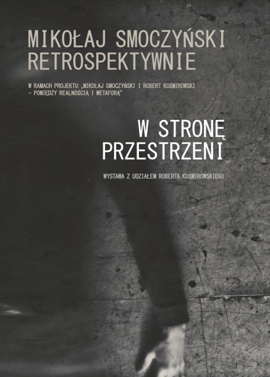 Plakat promujący wystawy Mikołaj Smoczyński i Robert Kuśmirowski - pomiędzy realnością a metaforą (plakat pochodzi z materiałów udostępnionych przez organizatora)