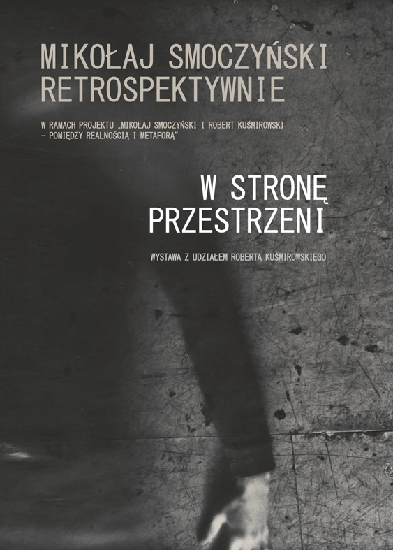 Plakat promujący wystawę Mikołaj Smoczyński Retrospektywnie - w stronę przestrzeni (plakat pochodzi z materiałów udostępnionych przez organizatora)